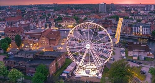 AmberSky Ferris Wheel